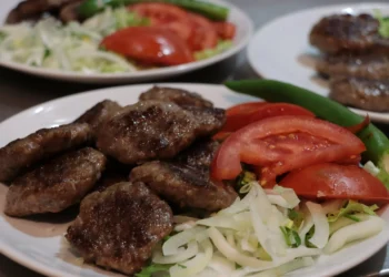 Study unveils Türkiye’s dining trends: Döner, meatballs top choices