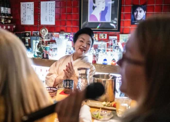 Secret ‘snack bars’ give tourists a taste of old Japan