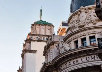 “Finding the Bright Side of Economía: Looking Beyond Numbers”