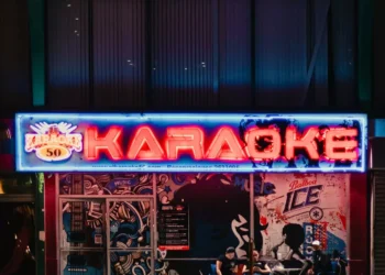 “The Evolution of Economía: From Barter to Global Economy”