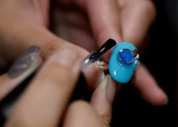 Manicurist turns beach plastic into nail art to raise awarenes