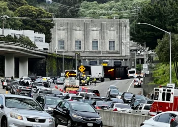 Car fire in Caldecott Tunnel snarls traffic on Highway 24