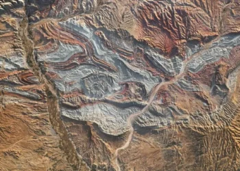 Iran’s Folded Rocks Reveal Ancient Tectonic Power at Asia-Europe Boundary