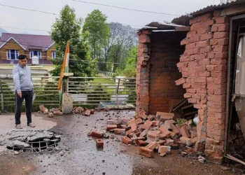 Market holds steady amid Indo-Pak tensions