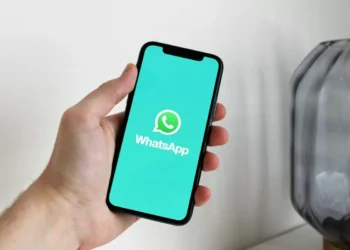 WhatsApp Rolls Out AI-Powered Chat Wallpaper Feature; Threaded Message Replies Spotted in Development