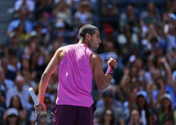 Carlos Alcaraz’s behind-the-back shot helps him reach US Open quarterfinals