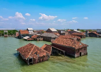 Indonesia’s coastal island faces climate crisis amid seawall debate