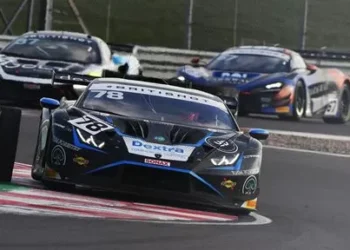 Lamborghini ends British GT campaign with dominant Barwell Motorsport one−two at Donington Park